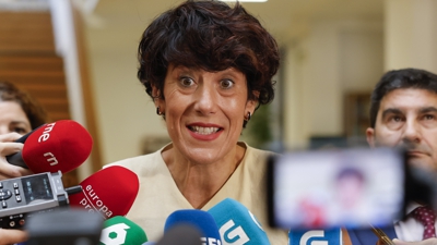 A ministra de Inclusión, Seguridade Social e Migracións, Elma Saiz, nun congreso sobre migracións e refuxiados que se celebra en Santiago  (EFE/Lavandeira)jr