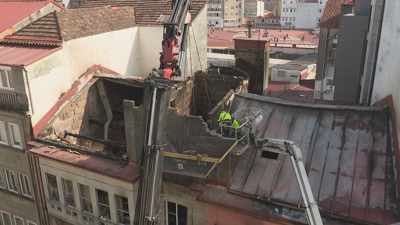 Dous operarios traballaban este xoves na cima do edificio sinistrado na rúa Riestra de Pontevedra o martes de madrugada