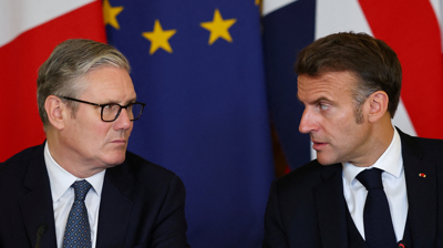 Starmer e Macron, durante a xuntanza deste xoves (REUTERS/Gonzalo Fuentes)