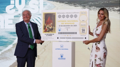 O presidente de Loterías e Apostas do Estado, Jesús Huerta Almendro, e a presentadora de televisión Branca Benlloch presentan os décimos do Sorteo de Nadal (EFE / Mario Morón)