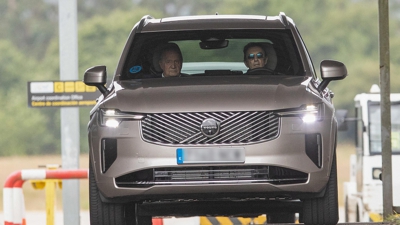 Juan Carlos I e Pedro Campos abandoando o aeroporto de Peinador. EFE
