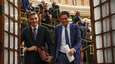 Pedro Sánchez tras o pleno do Congreso, acompañado polo ministro para a Transformación Dixital e da Función Pública, Óscar López (EFE/Mariscal)