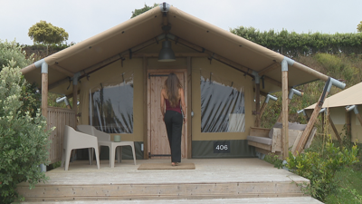 Unha das tendas do 'glamping' Espazo Nature na praia de Razo, Carballo.