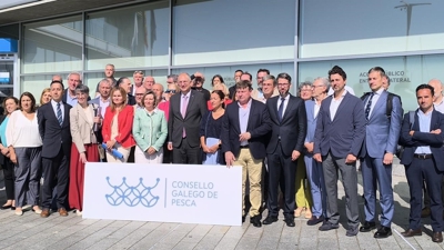 Kadis, Villaverde e Artime cos membros do Consello Galego de Pesca este venres en Vigo (Europa Press)