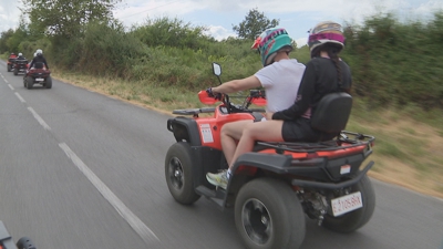 Usuarios dos quads en plena ruta