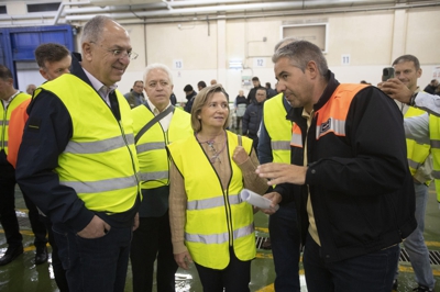 O comisario de Pesca, Costas Kadis, (e) a secretaria xeral de Pesca do Ministerio de Agricultura e Pesca, Isabel Artime, visitaron este venres a lonxa de Vigo. EFE / Salvador Sas