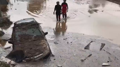 Varios automobilistas tiveron que ser rescatados dos seus coches, anegados pola auga
