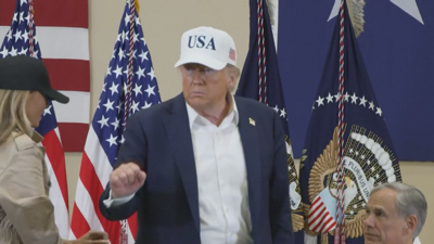 Donald Trump visitou a zona afectada, acompañado pola súa muller