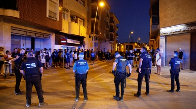 Axentes da Policía local e da Garda Civil durante os disturbios. EUROPA PRESS/Martín C.