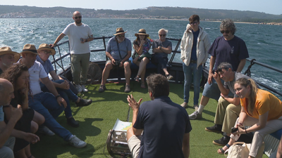 Os cociñeiros atenden as explicacións a bordo do barco que os levou ata a batea preto de Ribeira