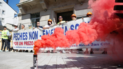 Traballadores de Alcoa San Cibrao durante un encadenamento fronte a subdelegación do Goberno en Lugo (Carlos Castro/Europa Press)