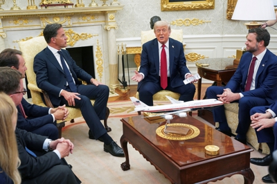 O presidente dos Estados Unidos reuniuse co secretario xeral da OTAN no Despacho Oval. Reuters