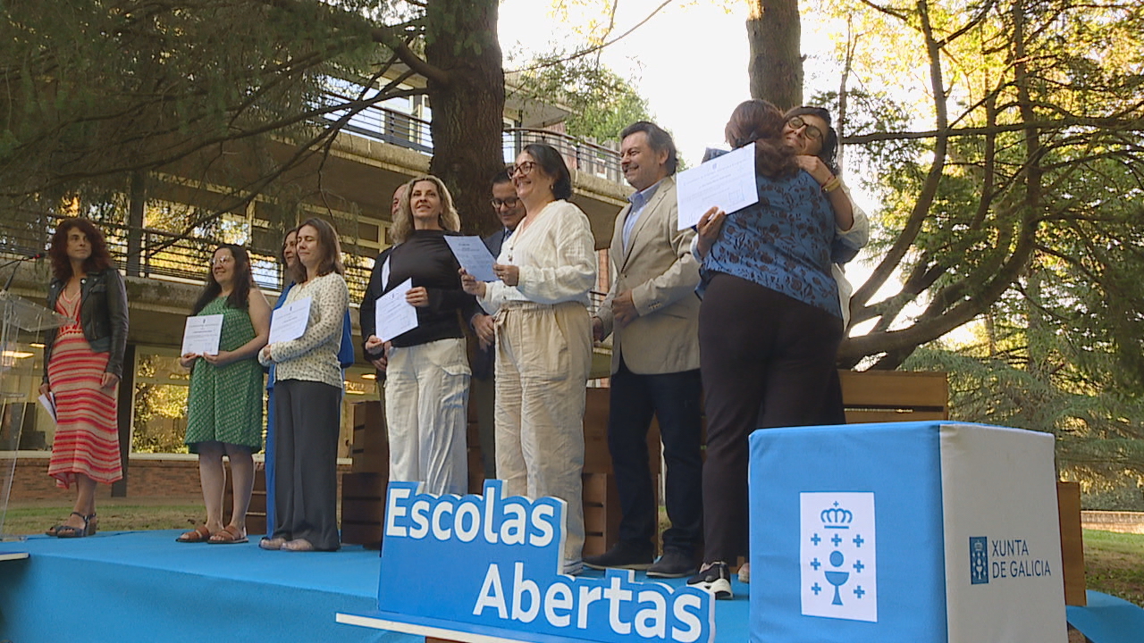 O conselleiro de Emprego, Comercio e Emigración clausurou en Santiago o programa Escolas Abertas