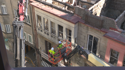 Imaxes deste martes dos traballos de demolición do edificio sinistrado na rúa Riestra de Pontevedra