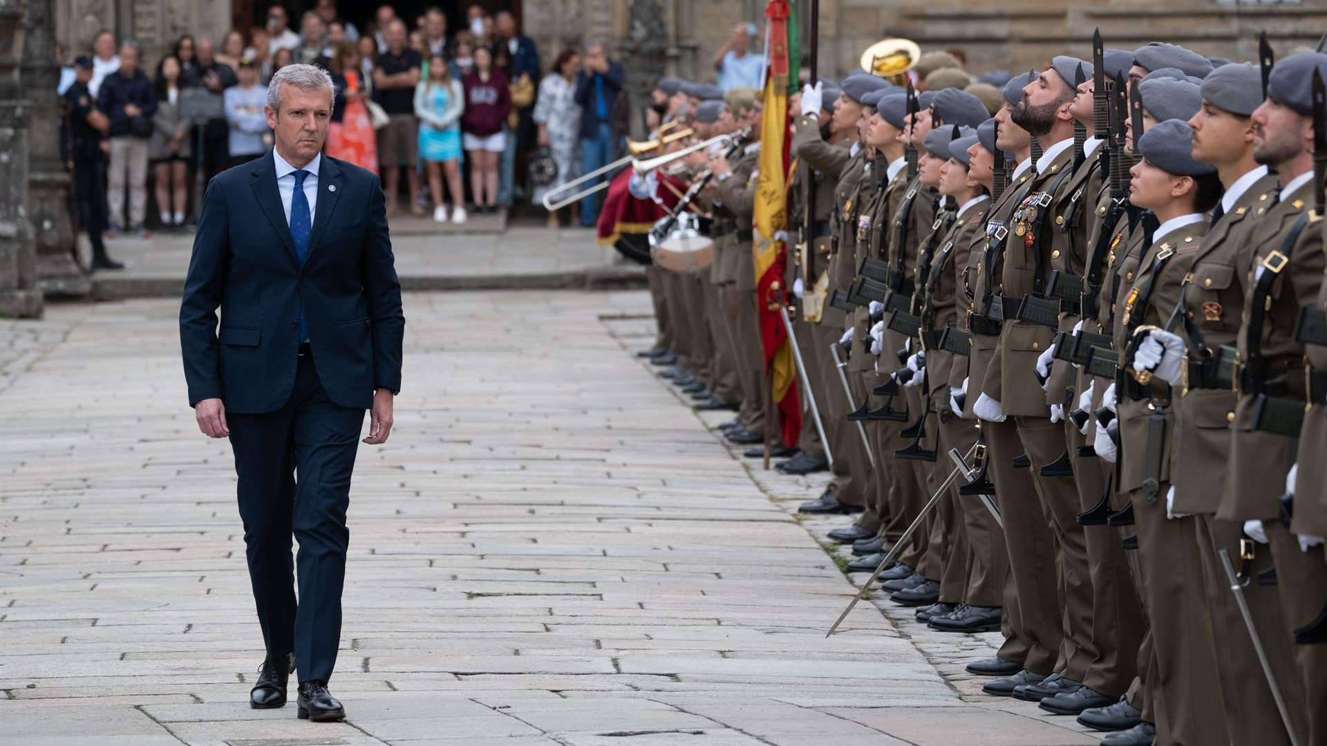 O presidente da Xunta Alfonso Rueda, na súa chegada á ofrenda ao Apóstolo en 2023. Europa Press / César Arxina