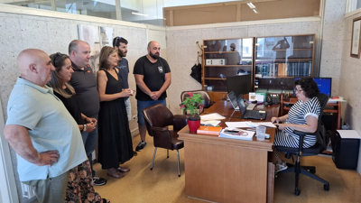 Momento en que o grupo popular de Forcarei e o exconcejal socialista Rafael Fiestras rexistran a moción de censura no Concello