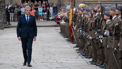 O presidente da Xunta, Alfonso Rueda, na súa chegada á ofrenda ao Apóstolo en 2023. Europa Press / César Arxina