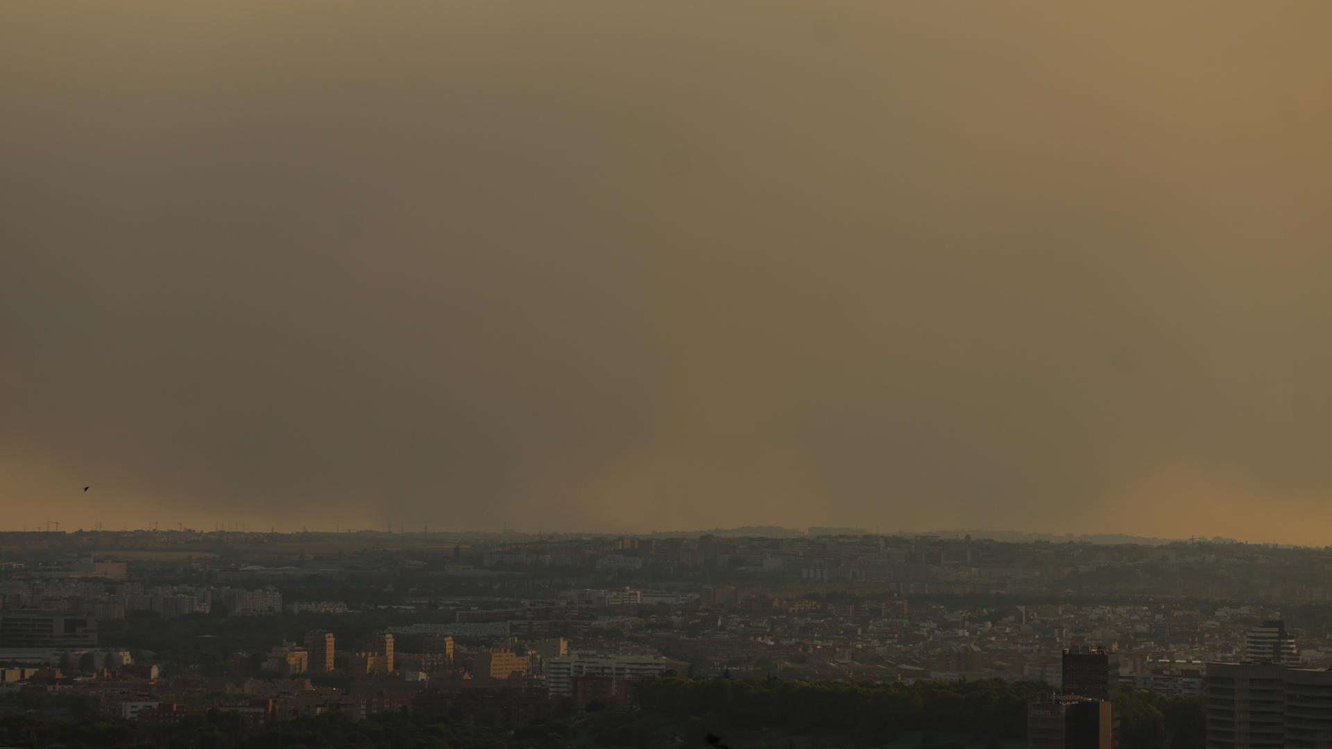 O fume do incendio visto desde Madrid, onde chegou o olor e mesmo caeu cinza arrastrada polo vento/Juanjo Martín/EFE