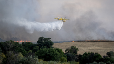 Un hidroavión trata de apagar o incendio en Navalcarnero, Madrid/A. Pérez Meca / Europa Press
