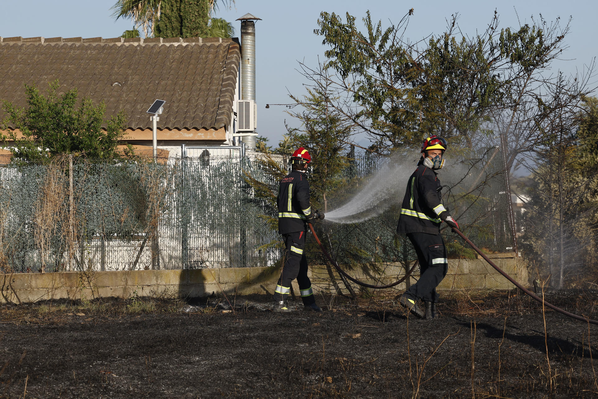 O lume afectou zonas residenciais. Máis de 50 veciños puideron volver xa á casa logo de ser desaloxados a pasada noite (EFE / Chema Moya)