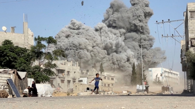Ataque israelí contra unha escola no campo de refuxiados de Bureij. REUTERS TV
