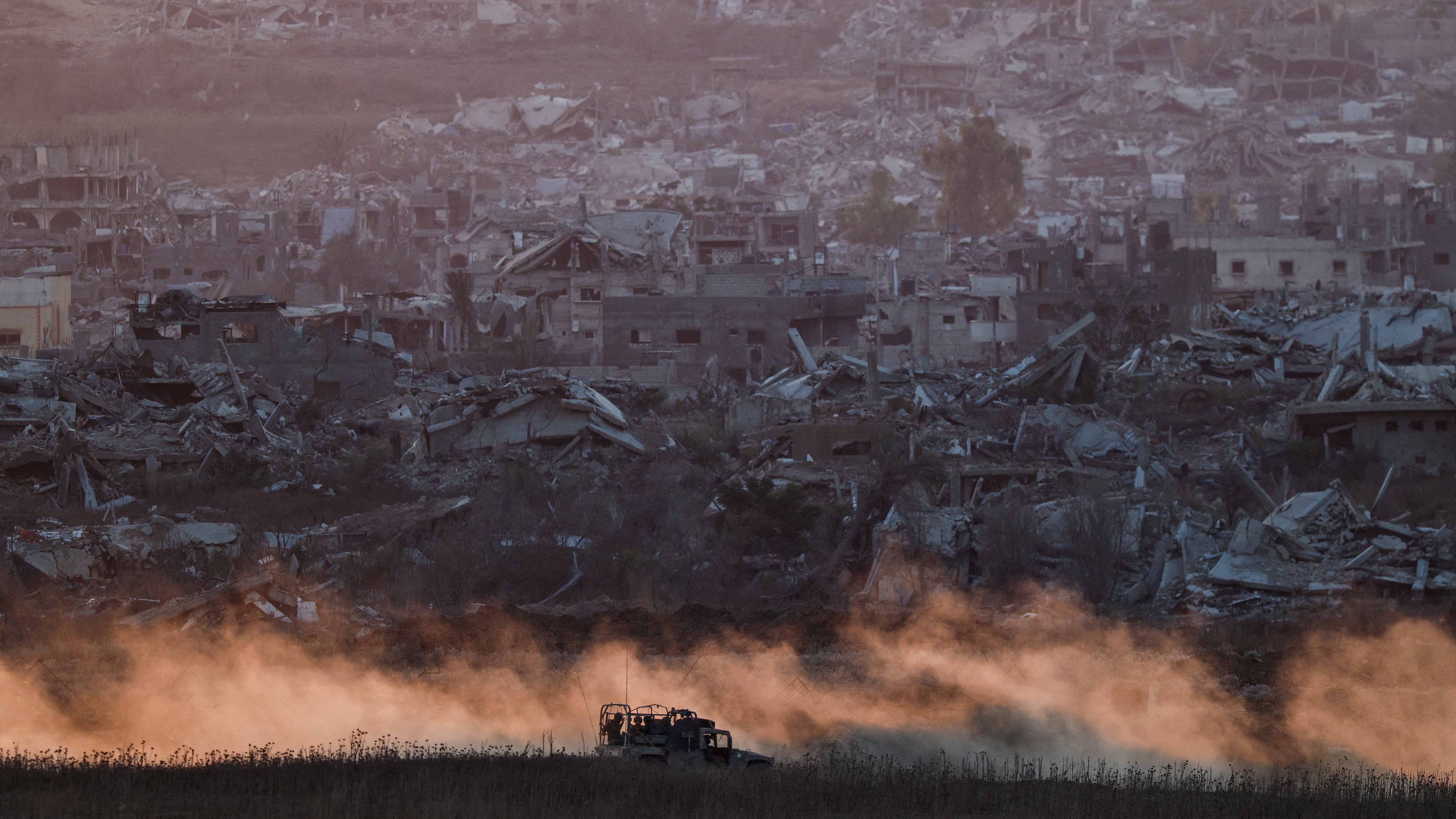 Un vehículo militar israelí na fronteira con Gaza. REUTERS/Amir Cohen