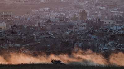 Un vehículo militar israelí na fronteira con Gaza. REUTERS/Amir Cohen