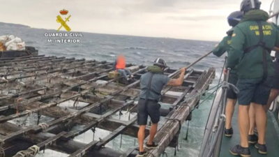 Rescate dos tripulantes do veleiro nunha batea de Boiro. Foto: Garda Civil