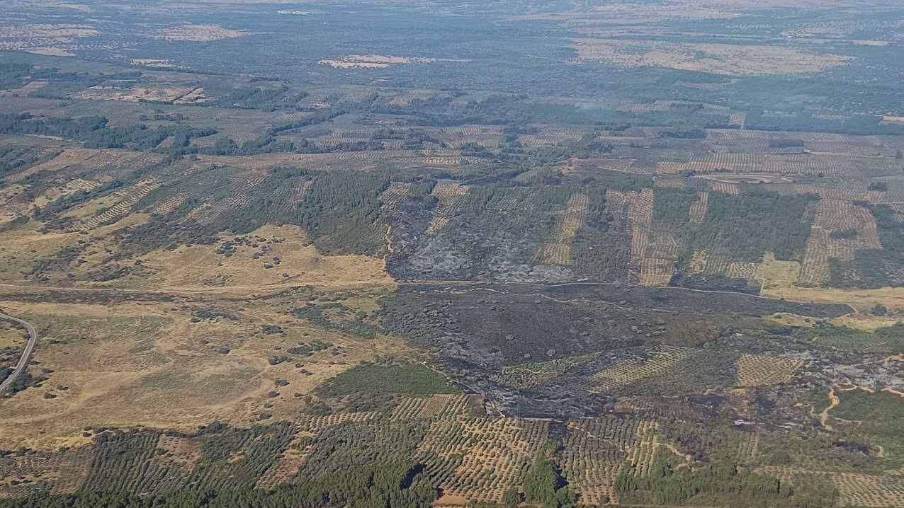 Vista da zona afectada polo lume. EFE / Xunta de Estremadura