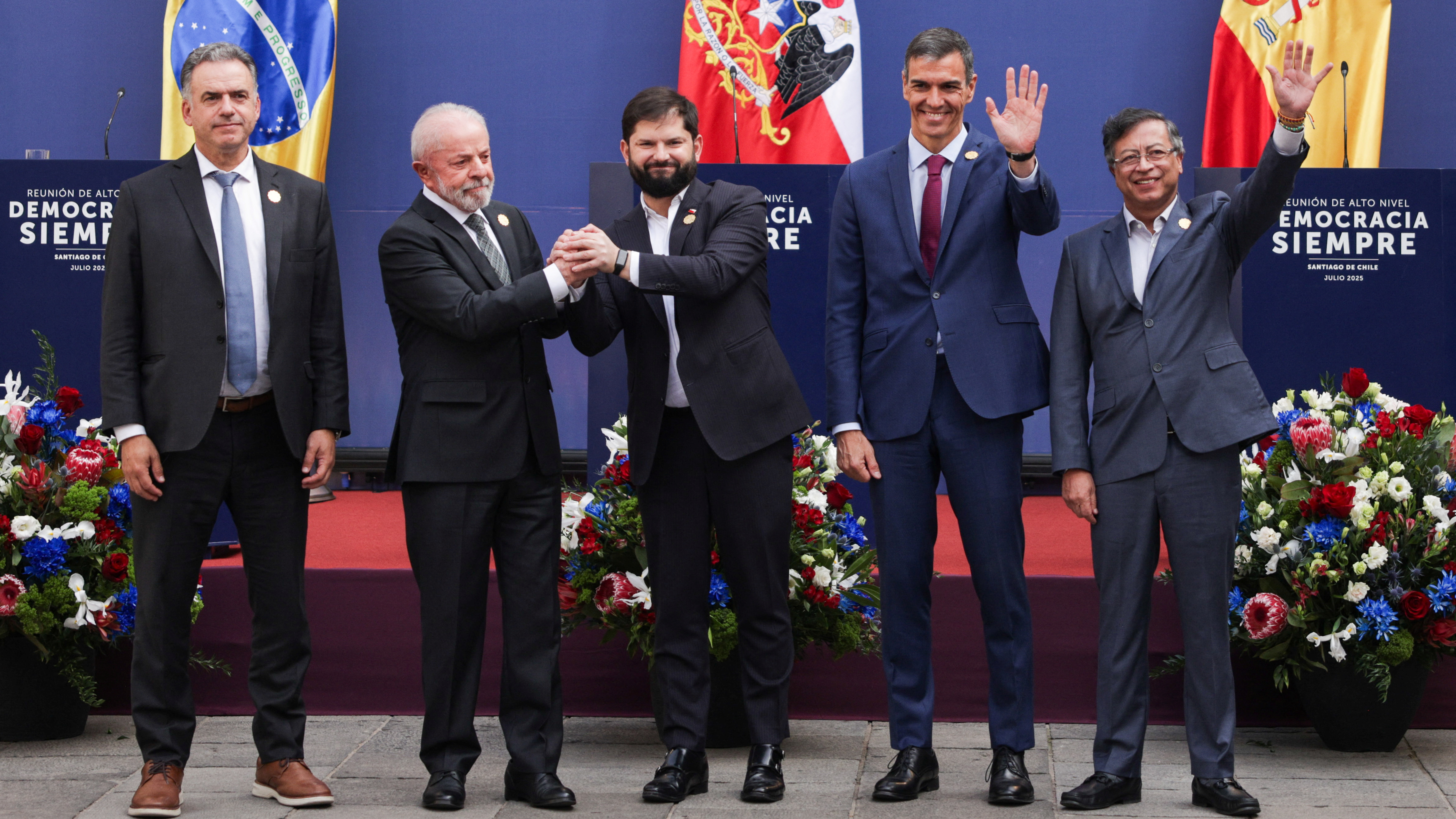 Yamandú Orsi, Luca da Silva, Gabriel Boric, Pedro Sánchez e Gustavo Petro/Pablo Sanhueza/Reuters