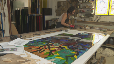 Cristina é unha das poucas artesáns de vidrieiras que quedan no país