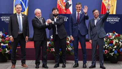 Yamandú Orsi, Luca da Silva, Gabriel Boric, Pedro Sánchez e Gustavo Petro/Pablo Sanhueza/Reuters