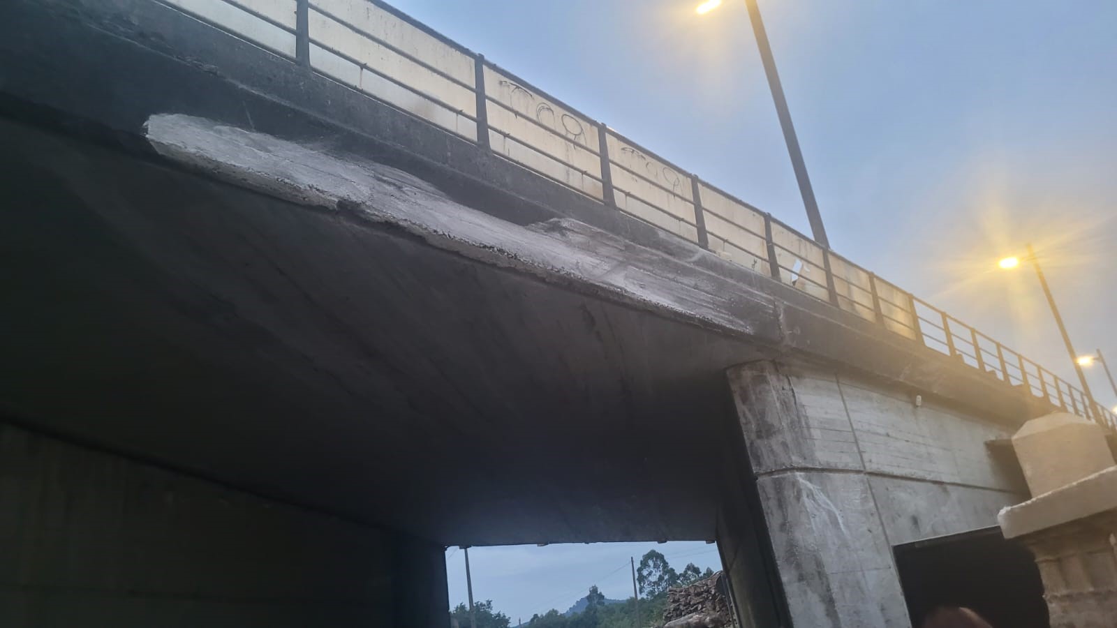 O camión quedou encaixado nesta ponte