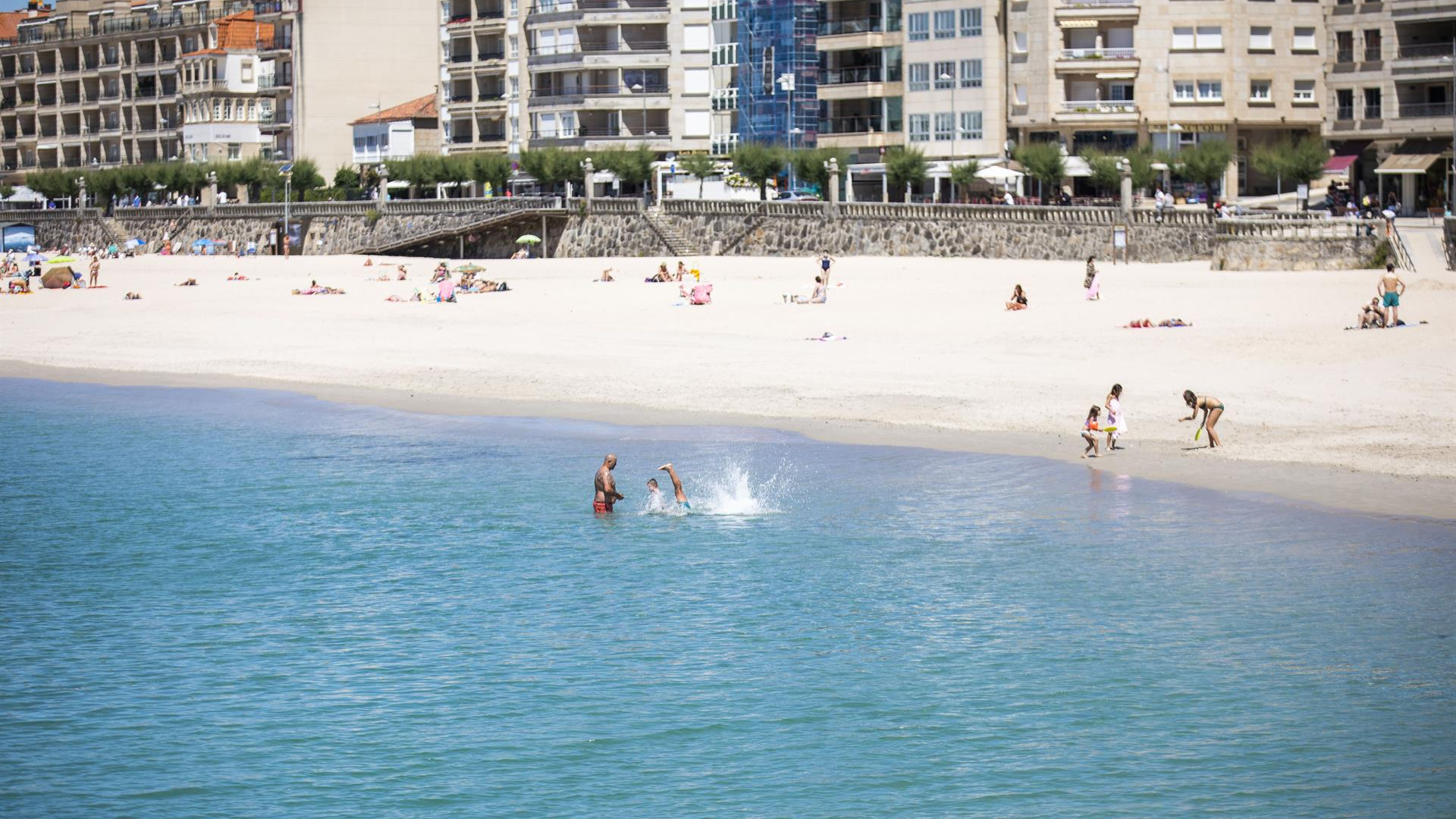 Varias personas gozan da praia de Sanxenxo.  Beatriz Ciscar - Europa Press - Arquivo