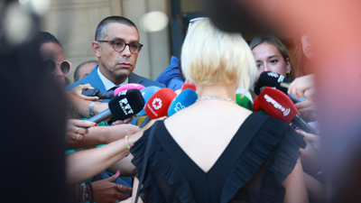 O avogado José Antonio Sires (E) e a muller denunciante (D) atenden aos medios.  Europa Press / Arquivo