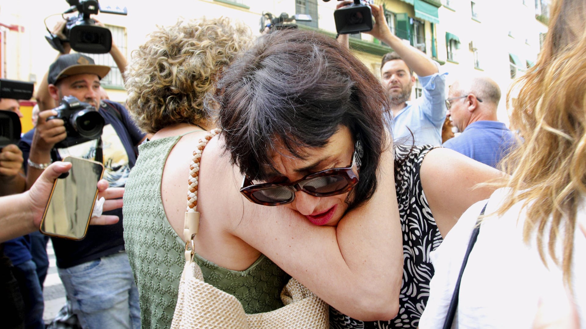 Juana Rivas, este martes en Granada, no punto de encontro onde tiña que entregar o fillo menor ao pai. EFE/ Pepe Torres