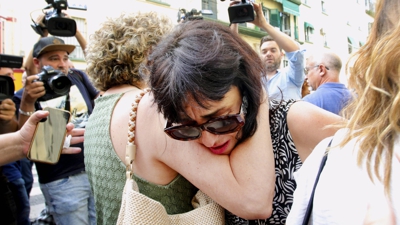 Juana Rivas, este martes en Granada, no punto de encontro no que tiña que entregar o fillo menor ao pai. EFE/ Pepe Torres