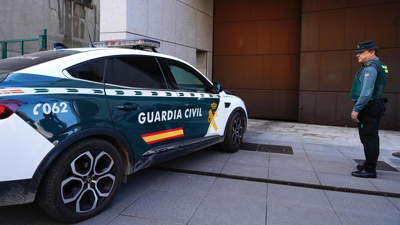 O matrimonio detido por encerrar os seus fillos durante máis de 4 anos entra nos xulgados de Oviedo no coche da Garda Civil.  Europa Press / Juan Vega
