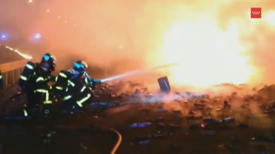 Momento no que os bombeiros apagan o incendio do camión. Foto: Bombeiros da Comunidade de Madrid