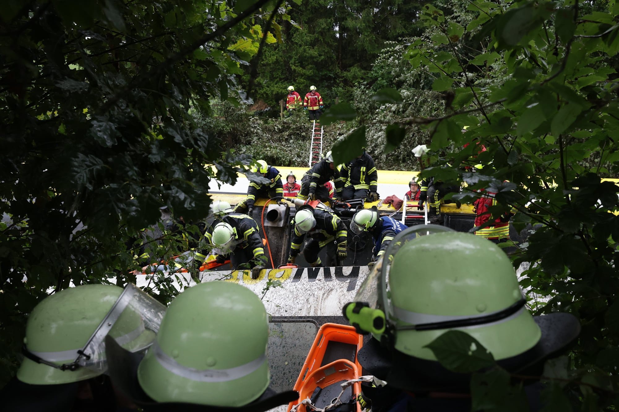 Equipos de rescate no tren descarrilado no sur de Alemaña. Foto: Thomas Warnack AFP