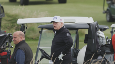 Donald Trump agarda a reunión xogando ao golf nun club da súa propiedade, en Escocia