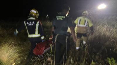 Os bombeiros de Ribeira - Boiro trasladan o corpo rescatado na praia do Dique. Foto: @BomberosBoiro