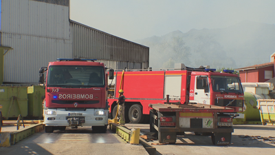 A columna de fume do incendio no Punto Limpo víase desde o Morrazo