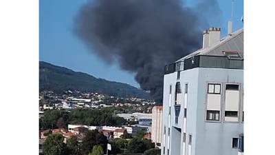 A columna de fume do incendio no Punto Limpo víase desde o Morrazo