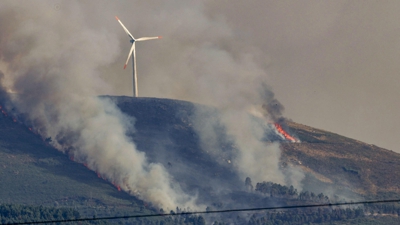 Imaxe dos incendios forestais no norte de Portugal, en Arcos de Valdevez, visible dende a localidade pontevedresa de Salvaterra de Miño. EFE / Sxenick