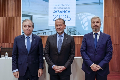 O presidente de Abanca, Juan Carlos Escotet, acompañado por Fracisco Botas, conselleiro delegado, e Alberto de Francisco, director xeral de Finanzas da entidade. Foto: EFE / Lavandeira Jr.