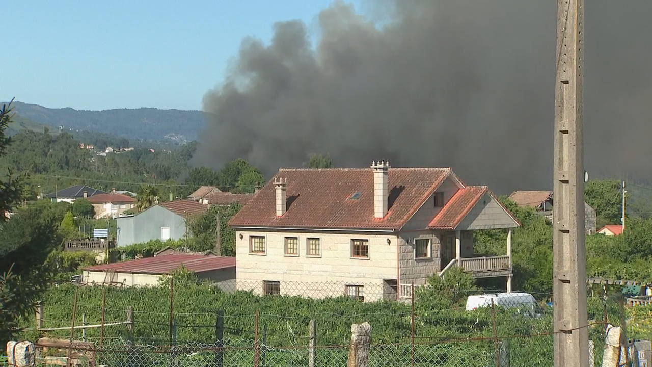 Incendio próximo ás casas en Arbo