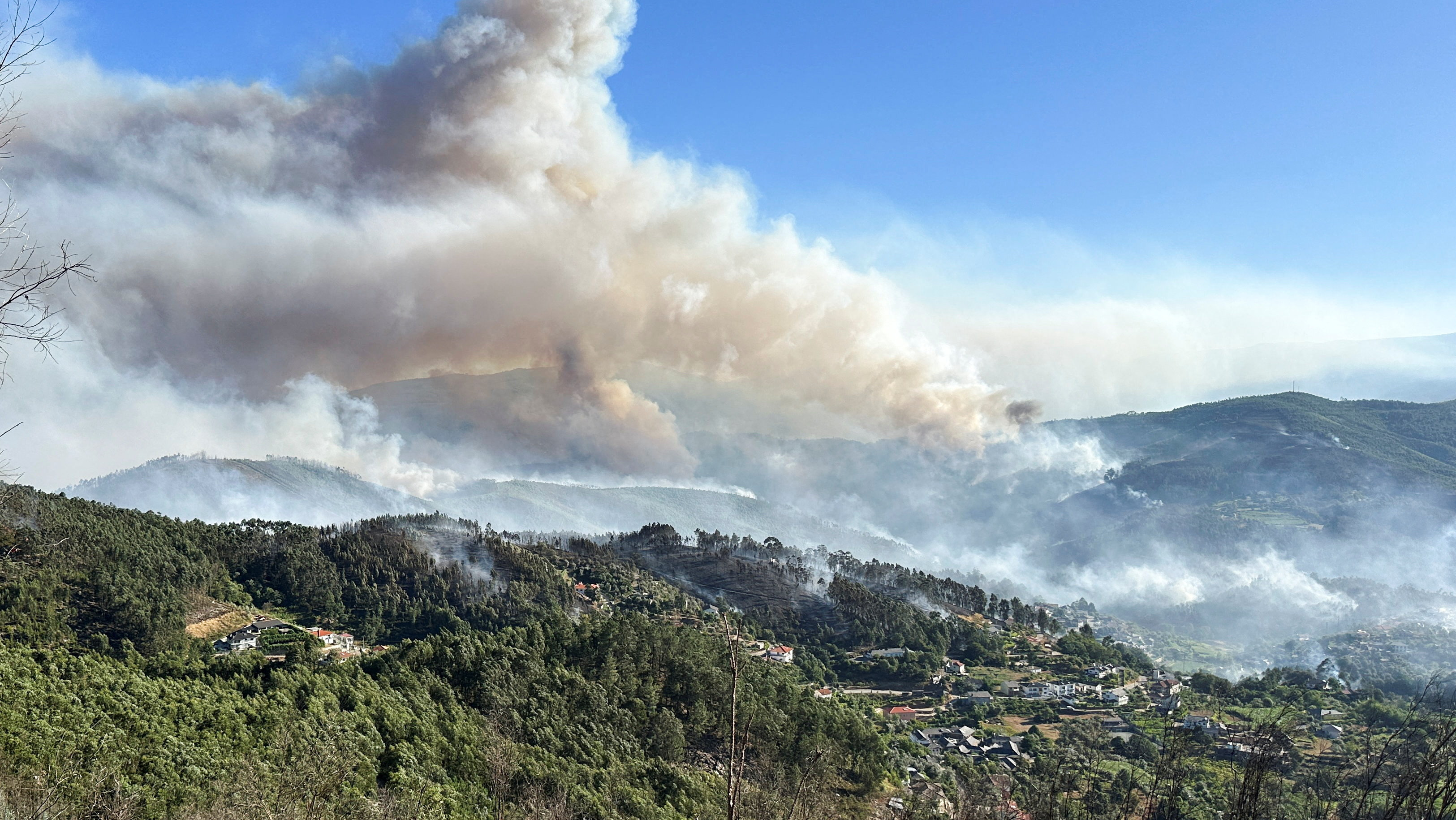 O fume dun incendio forestal elévase sobre os outeiros preto do pobo de Canelas, rexión de Arouca, Portugal/Miguel Pereira/Reuters