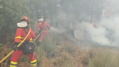 Bombeiros traballando na zona afectada polo lume (EFE)