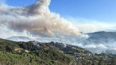 O fume dun incendio forestal elévase sobre os outeiros preto do pobo de Canelas, rexión de Arouca, Portugal/Miguel Pereira/Reuters